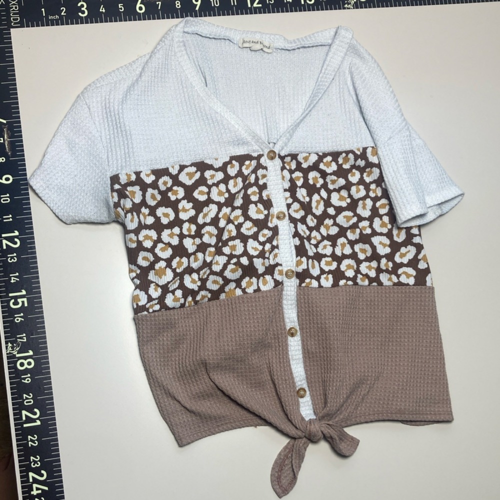 Love and Beyond Women L Brown Leopard Knit Short Sleeve V-Neck Button Tie Blouse